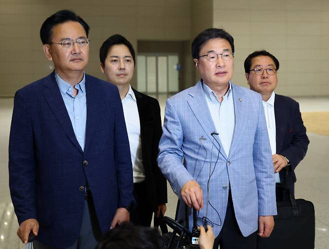 하와이에 체류 중인 홍준표 전 대구시장의 선대위 합류를 설득하기 위해 꾸려진 국민의힘 김문수 대통령 선거 후보 선거대책위원회 소속 유상범 단일화추진본부장과 김대식 대외협력본부장 등으로 구성된 하와이 특사단이 지난 18일 오후 인천국제공항 제2 터미널을 통해 출국하며 취재진에게 입장을 밝히고 있다. (사진=뉴시스)