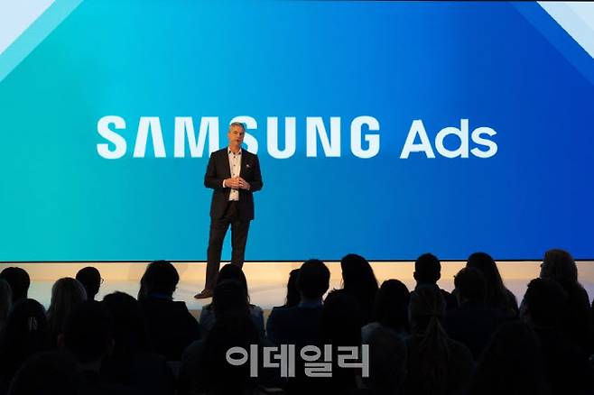 삼성전자의 광고 부문인 삼성 애즈(Samsung Ads)가 IAB 뉴프론츠(NewFronts) 2025에서 삼성 TV 네트워크 등 솔루션에 대해 발표하고 있다.(사진=삼성전자)