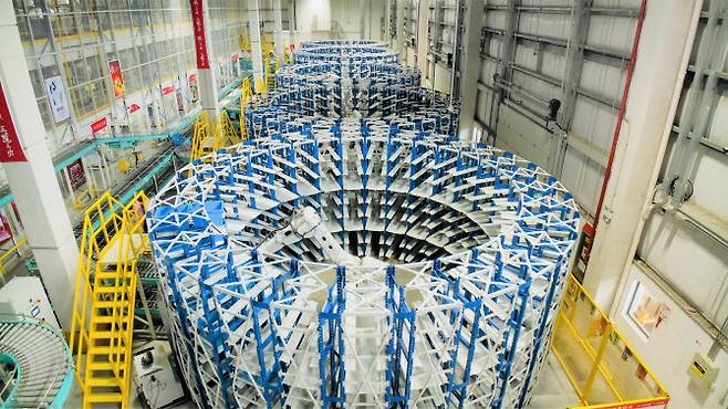 징둥 베이징 물류센터의 인텔리전스 로지스틱스 파크에서 로봇이 택배 물량을 분류하고 있다. (사진=징둥)