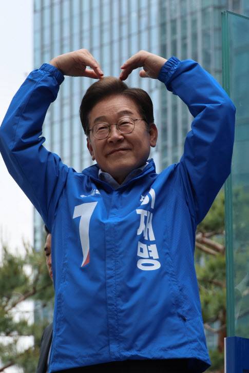 이재명 더불어민주당 대선 후보가 19일 서울 용산역광장에서 열린 집중유세에서 시민들을 향해 인사하고 있다. (사진=연합뉴스)