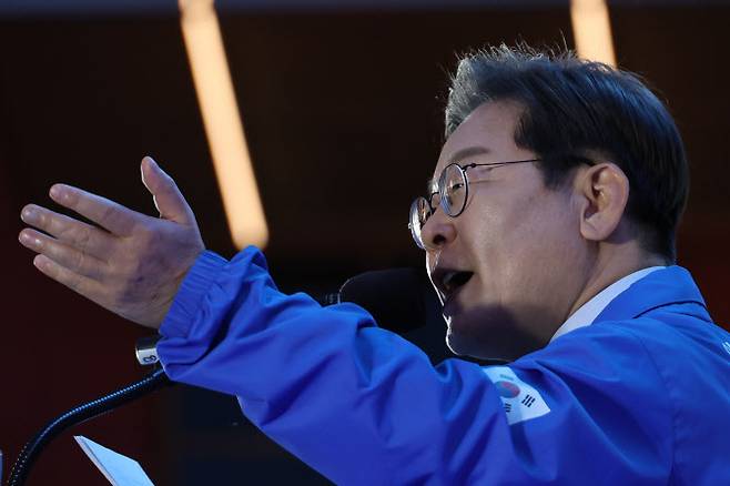 이재명 더불어민주당 대선 후보가 13일 울산광역시 롯데백화점 울산점 광장에서 지지를 호소하고 있다.(사진=연합뉴스)