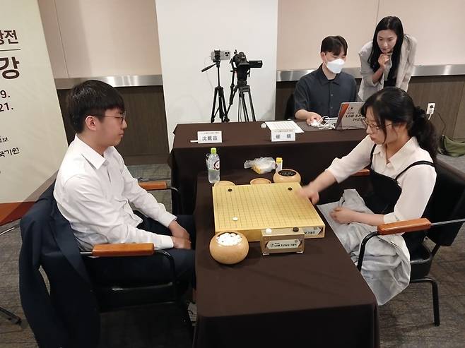 최정 9단이 심재익 7단과의 대국에서 반상에 돌을 내려놓고 있다.(사진 MHN 엄민용 선임기자)