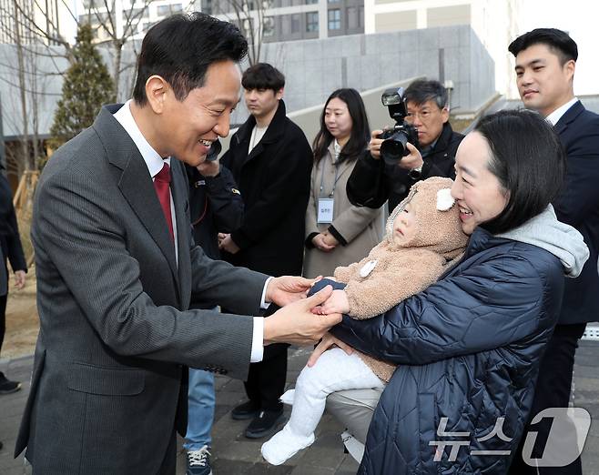 오세훈 서울시장이 3월 31일 오전 서울 광진구에 위치한 신축 아파트 단지에 마련된 제2차 미리내집(장기전세주택) 현장에 방문해 입주 예정 신혼부부들과 대화를 나누고 있다. (공동취재) 2025.3.31/뉴스1 ⓒ News1 장수영 기자