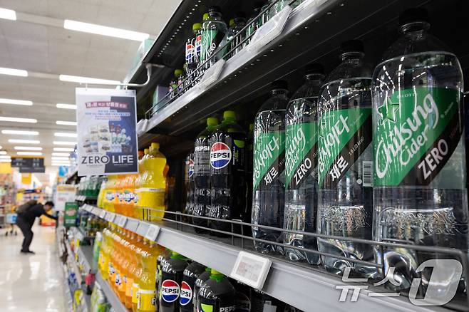 서울의 한 대형마트에 진열된 롯데칠성음료 제품들. /뉴스1 ⓒ News1