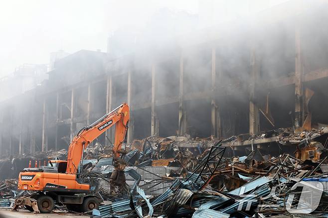 금호타이어 광주공장 화재 사흘째인 19일 오전 광주 광산구 소촌동 금호타이어 광주공장 현장에서 당국이 중장비를 동원해 잔재물을 치우는 작업을 하고 있다. 2025.5.19/뉴스1 ⓒ News1 이승현 기자