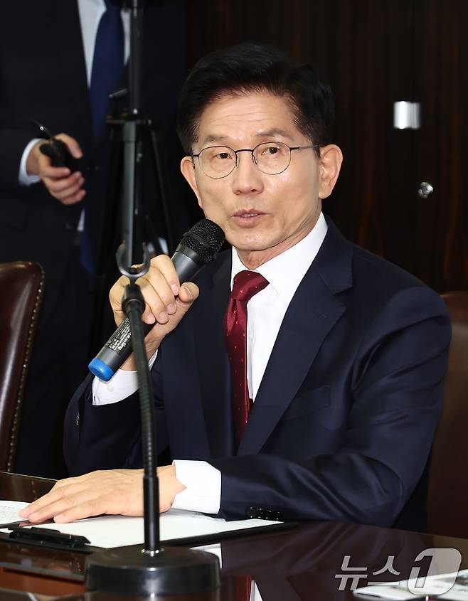 김문수 국민의힘 대통령 후보가 19일 오전 서울 중구 대한노인회에서 열린 간담회에서 인사말을 하고 있다. 2025.5.19/뉴스1 ⓒ News1 김민지 기자