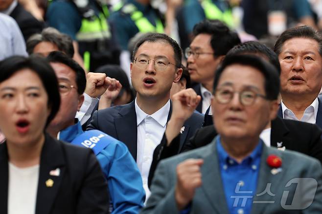 김상욱 무소속 의원이 17일 광주 동구 금남로에서 열린 제45주년 5·18 민주화운동 전야제에서 임을 위한 행진곡을 제창하고 있다. (공동취재) 2025.5.17/뉴스1 ⓒ News1 이재명 기자