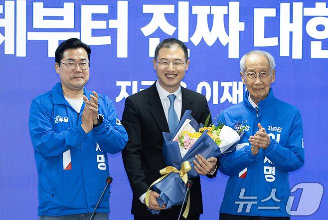 더불어민주당에 입당한 김상욱 의원이 19일 오전 서울 여의도 국회 더불어민주당사에서 열린 입당 환영식에서 윤여준, 박찬대 상임 총괄선대위원장과 기념촬영을 하고 있다. 2025.5.19/뉴스1 ⓒ News1 이재명 기자