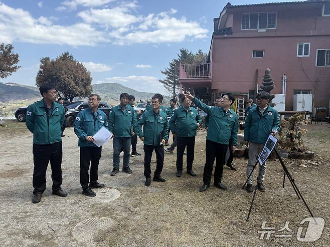행정안전부와 경남도, 하동군이 산사태 위험 지역을 점검하고 있다.(하동군 제공. 재판매 및 DB금지.)