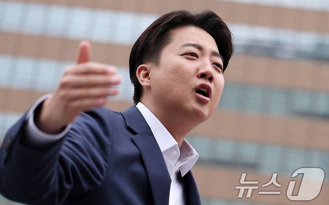 이준석 개혁신당 대통령 후보가 19일 오전 서울 종로구 광화문광장 이순신 동상 앞에서 기자회견을 하고 있다. 2025.5.19/뉴스1 ⓒ News1 김성진 기자