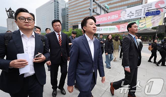 이준석 개혁신당 대통령 후보가 19일 오전 서울 종로구 광화문광장 이순신 동상 앞에서 기자회견을 마친 후 이동하고 있다. 2025.5.19/뉴스1 ⓒ News1 김성진 기자