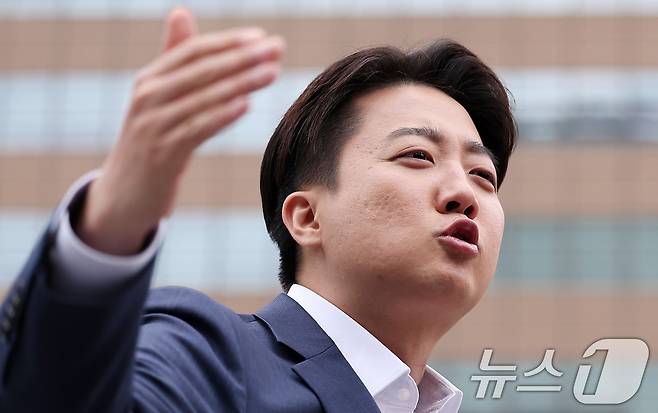 이준석 개혁신당 대통령 후보가 19일 오전 서울 종로구 광화문광장 이순신 동상 앞에서 기자회견을 하고 있다. 2025.5.19/뉴스1 ⓒ News1 김성진 기자