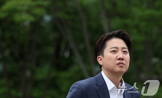 이준석 개혁신당 대통령 후보가 19일 오전 서울 종로구 광화문광장 이순신 동상 앞에서 기자회견 시작을 기다리고 있다. 2025.5.19/뉴스1 ⓒ News1 김성진 기자