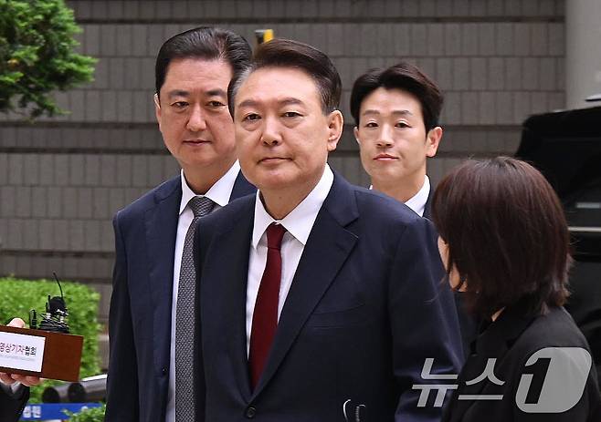 윤석열 전 대통령이 19일 오전 서울 서초구 중앙지방법원에서 열린 내란 우두머리 혐의, 직권남용 권리행사방해 혐의 사건 4차 공판에 출석, 취재진의 질문을 받으며 이동하고 있다. 2025.5.19/뉴스1 ⓒ News1 사진공동취재단