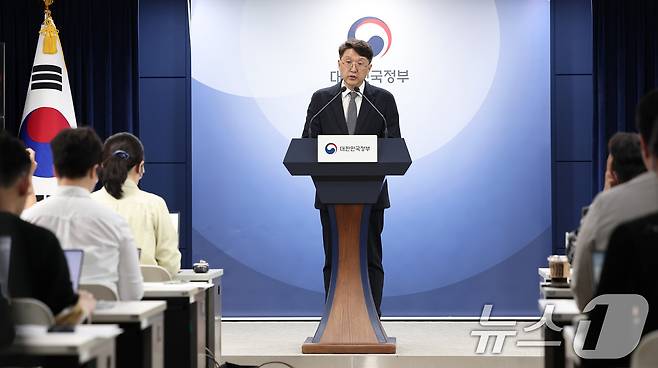 최우혁 과학기술정보통신부 정보보호네트워크정책관이 19일 서울 종로구 정부서울청사에서 SKT 침해사고 관련 민관 합동 조사결과 2차 브리핑을 하고 있다. 2025.5.19/뉴스1 ⓒ News1 김성진 기자