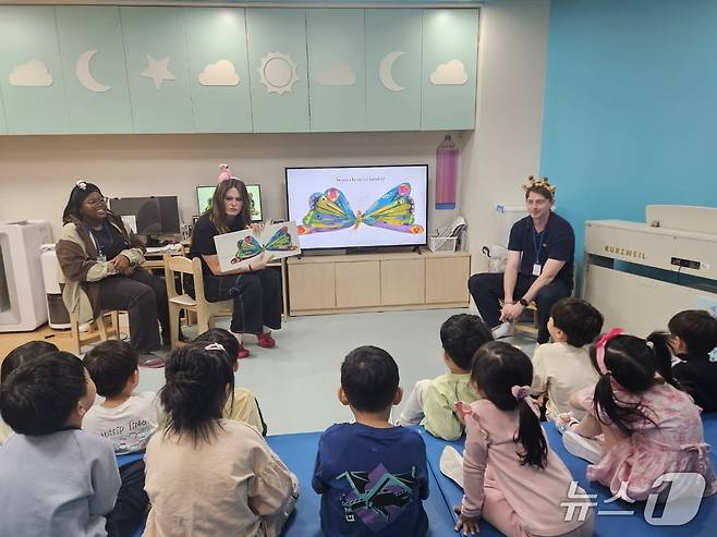서울잠일초등학교병설유치원 원생들이 서울시교육청 글로벌문화·언어체험교육원 소속 원어민 교사와 함께 영어 동화 '배고픈 애벌레'를 읽고 있다. (글로벌문화·언어체험교육원 제공)