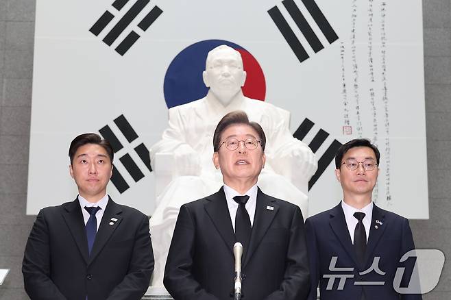 이재명 더불어민주당 대통령 후보가 19일 서울 용산구 백범김구 묘역을 방문해 참배를 마친 뒤 백브리핑을 하고 있다. (공동취재) 2025.5.19/뉴스1 ⓒ News1 안은나 기자