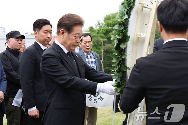 이재명 더불어민주당 대통령 후보가 19일 서울 용산구 백범김구 묘역을 방문해 헌화하고 있다. (공동취재) 2025.5.19/뉴스1 ⓒ News1 안은나 기자