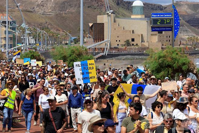 스페인 카나리아제도 중 그란 카나리아 섬의 라스팔마스에서 과잉관광에 반대하는 시민들이 행진을 하고 있다. 2025.05.18 ⓒ 로이터=뉴스1 ⓒ News1 정지윤 기자