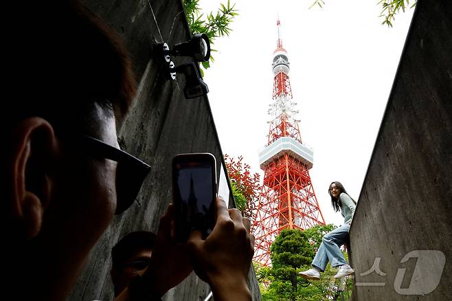 도쿄 온 관광객이 도쿄타워를 찍고 있다.(특정 기사 내용과는 무관한 자료사진) ⓒ 로이터=뉴스1 ⓒ News1 임여익 기자