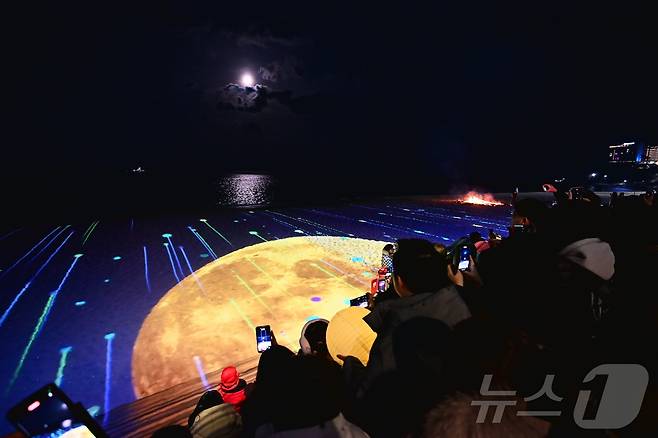 정월대보름인 지난 2월 12일 오후 강원 속초시 속초해변에서 열린 '2025 정월대보름 달맞이 행사'에서 선보인 미디어아트 빛의 바다 Sokcho' 공연.((속초시 제공, 재판매 및 DB 금지) 2025.2.12/뉴스1 ⓒ News1 윤왕근 기자