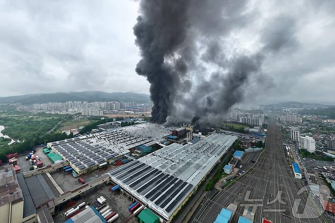 17일 오전 발생한 광주 광산구 소촌동 금호타이어 광주공장 화재 모습. (광산구 제공. 재배포 및 DB 금지) 2025.5.18/뉴스1 ⓒ News1 김태성 기자