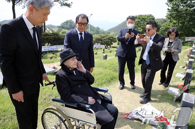 노태우 전 대통령의 아내 김옥숙씨가 19일 광주 북구 망월동 민족민주열사묘역(구묘역)에 참배하고 있다.  2025.5.19/뉴스1 ⓒ News1 이수민 기자