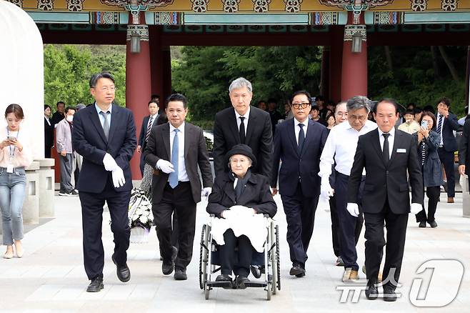 노태우 전 대통령의 아내 김옥숙씨가 19일 광주 북구 운정동 국립 5·18민주묘지를 들어서고 있다. 2025.5.19/뉴스1 ⓒ News1 이수민 기자