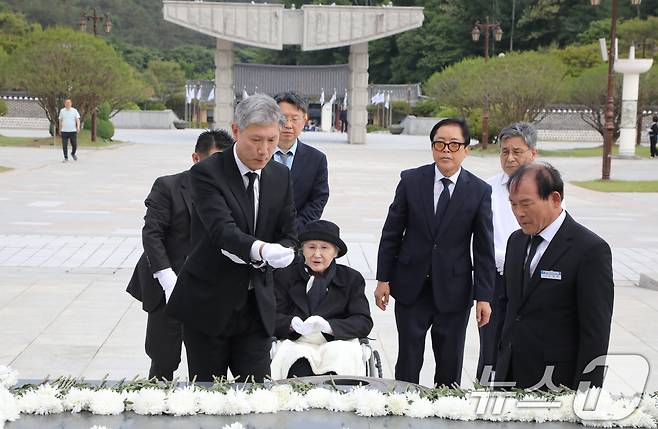 노태우 전 대통령의 아내 김옥숙씨가 아들 노재헌 씨와 함쎄=께 19일 광주 북구 운정동 국립 5·18민주묘지에서 분향하고 있다. 2025.5.19/뉴스1 ⓒ News1 이수민 기자