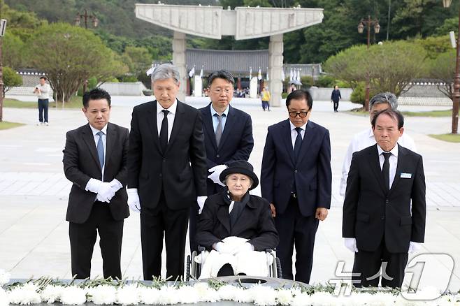 노태우 전 대통령의 아내 김옥숙씨가 19일 광주 북구 운정동 국립 5·18민주묘지에 참배하고 있다.  2025.5.19/뉴스1 ⓒ News1 이수민 기자