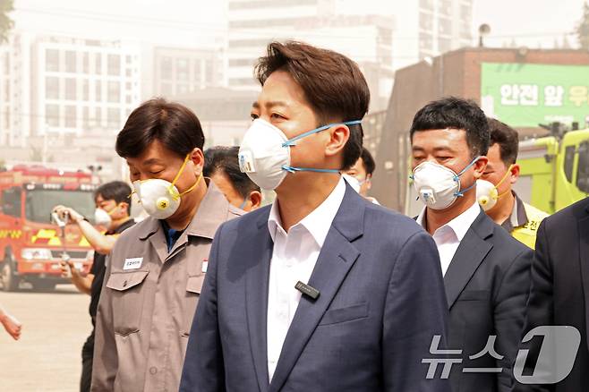 이준석 개혁신당 대통령 후보가 19일 오후 광주 광산구 소촌동에 위치한 금호타이어 광주공장 화재 현장에 들어서고 있다. 2025.5.19/뉴스1 ⓒ News1 이승현 기자