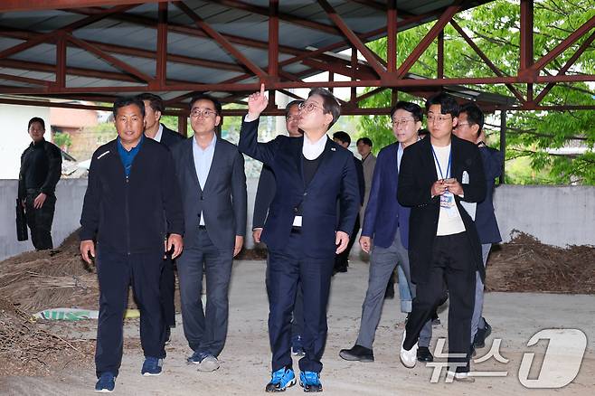 이재명 더불어민주당 대통령 후보가 2차 골목골목 경청투어에 나선 5일 오후 경기 여주시 구양리를 찾아 태양광 시설을 둘러보고 있다. 2025.5.5/뉴스1 ⓒ News1 안은나 기자