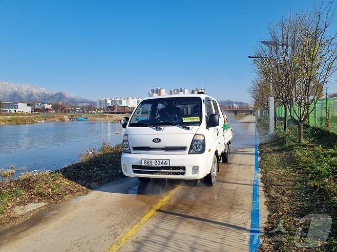 충북 증평 보강천에서 H7형 조류인플루엔자 항원이 검출돼 증평군이 방역 작업을 벌이고 있다.(증평군 제공)/뉴스1