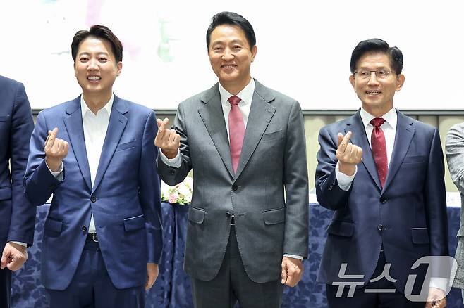 이준석 개혁신당 대통령 후보(왼쪽부터)와 오세훈 서울시장, 김문수 국민의힘 대통령 후보가 19일 오전 서울 중구 서울시청에서 열린 '약자와 동행하는 서울 토론회'에 참석해 기념촬영을 하고 있다. 2025.5.19/뉴스1 ⓒ News1 민경석 기자