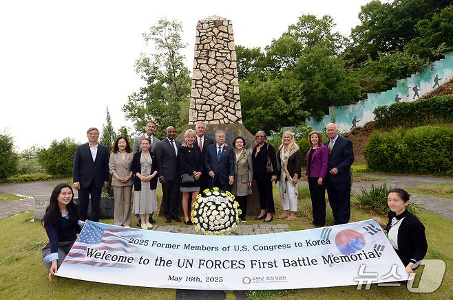 전직 미국 연방하원의원 6명이 오산시 관계자들이 초전기념관을 방문해 기념촬영을 하고 있다(오산시 제공)