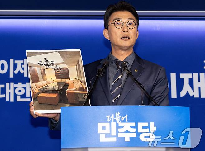 노종면 더불어민주당 선거대책위원회 대변인이 19일 오후 서울 여의도 더불어민주당사에서 기자회견을 열고 지귀연 서울중앙지법 부장판사 룸살롱 출입 증거 사진을 공개하고 있다. 2025.5.19/뉴스1 ⓒ News1 이재명 기자