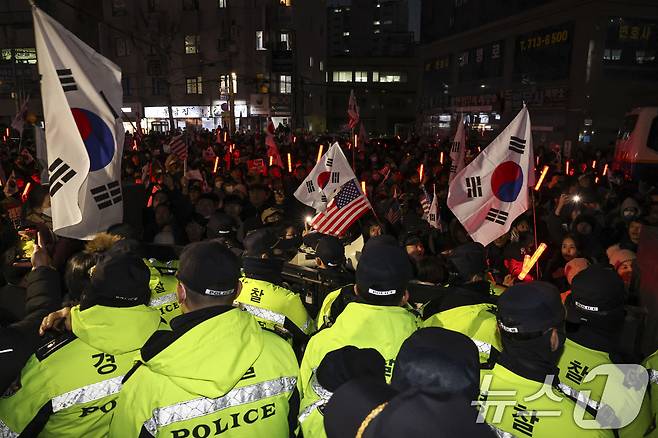 내란 우두머리 혐의로 체포된 윤석열 대통령의 영장실질심사가 열린 18일 서울 마포구 서울서부지방법원 앞에서 윤 대통령 지지자들이 경찰과 대치하고 있다.(공동취재) 2025.1.18/뉴스1 ⓒ News1 민경석 기자