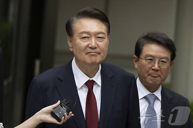 윤석열 전 대통령이 19일 정오 서울 서초구 중앙지방법원에서 열린 내란 우두머리 혐의, 직권남용 권리행사방해 혐의 사건 4차 공판의 오전 재판 종료 후 점심 식사를 위해 나서며 취재진의 질문을 받고 있다. 2025.5.19/뉴스1 ⓒ News1 사진공동취재단