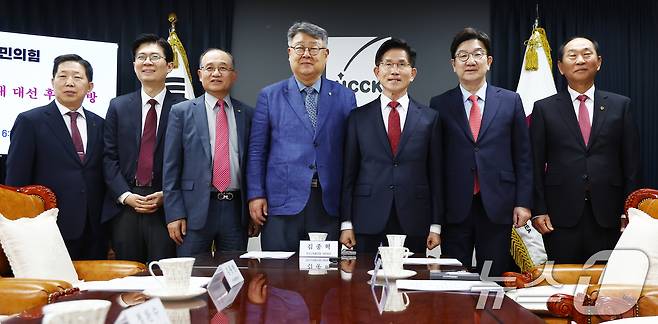 김문수 국민의힘 대통령 후보가 19일 서울 종로구 한국기독교회관을 방문, 김종혁 한국교회총연합 대표회장, 권성동 공동선대위원장 등 참석자들과 기념촬영을 하고 있다. 2025.5.19/뉴스1 ⓒ News1 김민지 기자