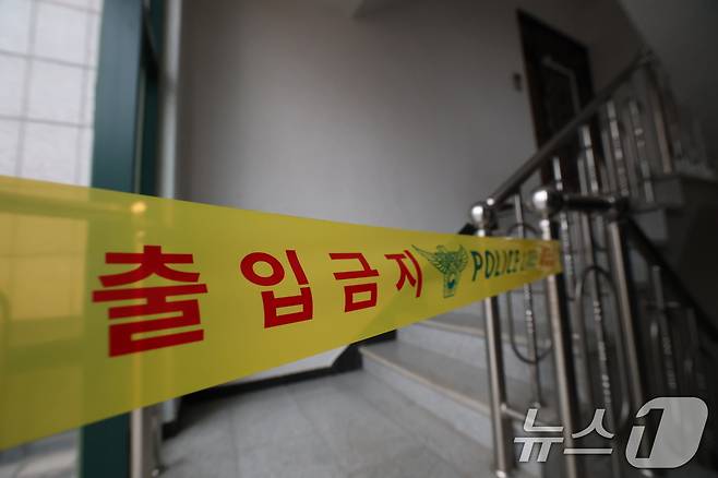 19일 경기 시흥시 정왕동 일대에서 50대 중국인 소행으로 추정되는 흉기 피습 사건 4건이 잇따라 발생해 2명이 사망한 것으로 확인됐다. 사진은 이날 경찰 폴리스 라인이 설치된 피습 현장. ⓒ News1 김영운 기자