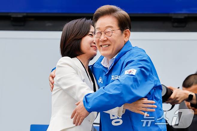 허은아 전 개혁신당 대표가 19일 오후 서울 영등포구 타임스퀘어를 찾아 이재명 더불어민주당 대통령 후보 지지를 선언하며 이 후보와 포옹하고 있다. 2025.5.19/뉴스1 ⓒ News1 안은나 기자