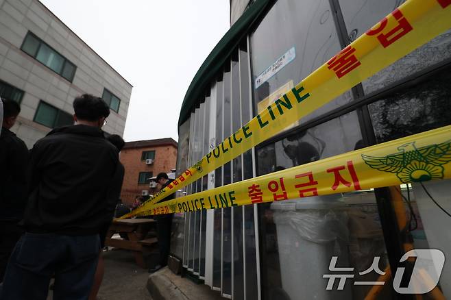 19일 경기 시흥시 정왕동 일대에서 50대 중국인 소행으로 추정되는 흉기 피습 사건 4건이 잇따라 발생해 2명이 사망한 것으로 확인됐다. 사진은 이날 사건 발생 편의점에 경찰 폴리스 라인이 설치된 모습. ⓒ News1 김영운 기자