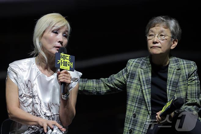 주인공 '헤다' 역을 맡은 배우 이혜영이 19일 오후 서울 중구 명동예술극장에서 열린 국립극단 연극 '헤다 가블러' 기자간담회에서 건강 문제로 하차한 윤상화 배우 관련해 발언을 하며 울먹이고 있다.  2025.5.19/뉴스1 ⓒ News1 박정호 기자