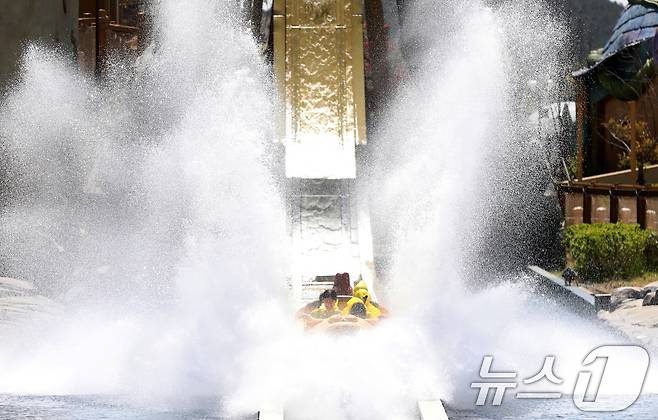 롯데월드 부산 '오거스 후룸'. (사진은 기사 내용과 무관함) / ⓒ News1 윤일지 기자