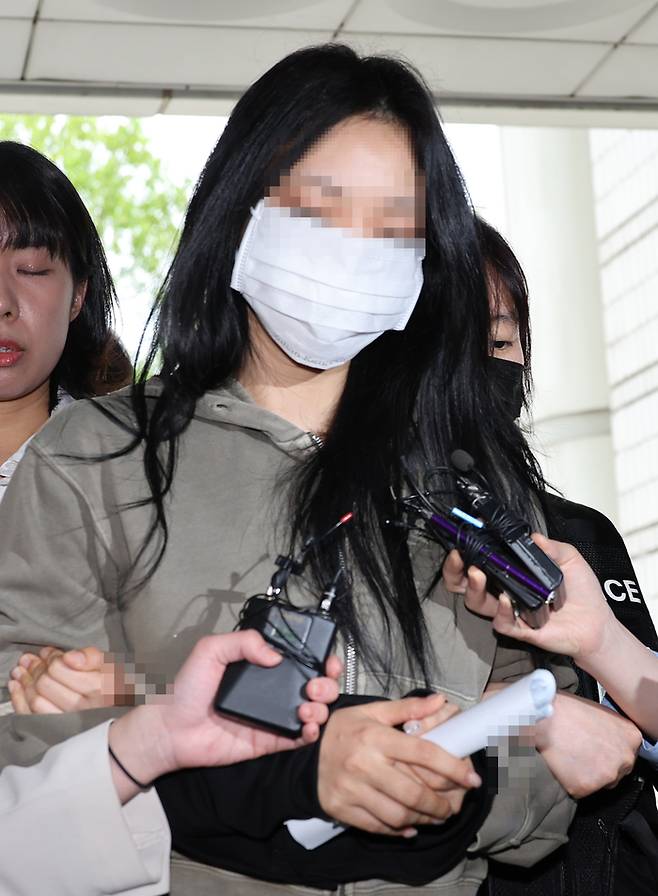 손흥민의 아이를 임신했다고 주장하며 돈을 뜯어내려 한 20대 여성 양모씨가 17일 영장실질심사를 받기 위해 서울중앙지법에 들어서고 있다. 2025.5.17 연합뉴스