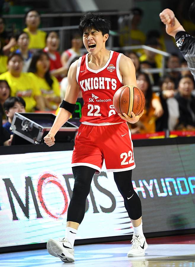 서울 SK 오재현이 17일 잠실학생체육관에서 열린 2024~2025 KCC 프로농구 챔피언결정전 7차전 LG와 경기에서 볼 다툼에서 승리한 후 포효하고 있다. 사진 | KBL