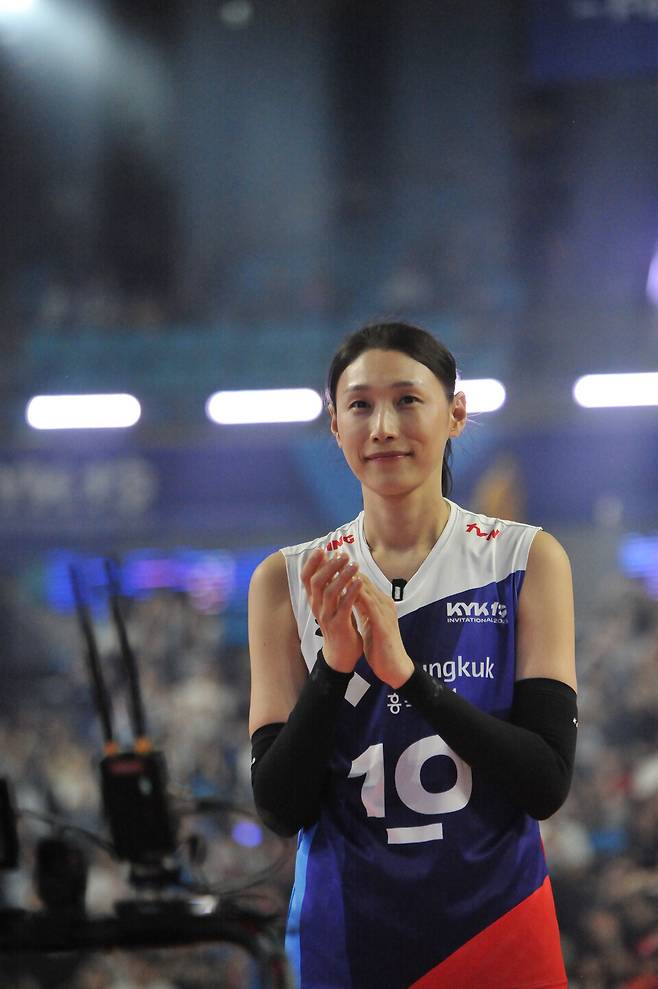 은퇴식 이후 팬들에게 인사하는 김연경. 사진┃KYK 인비테이셔널 제공