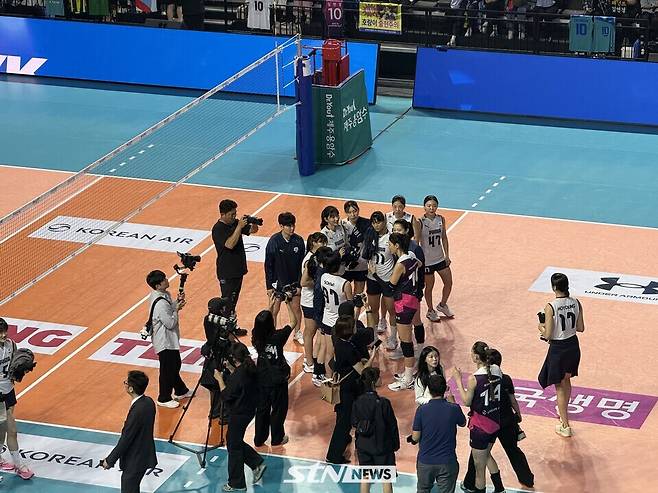 경기 종료 후 대표팀 선수들과 이야기를 나누는 김연경. 삼산=사진┃강의택 기자