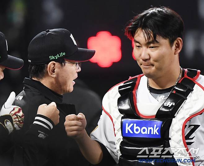 9일 수원 KT위즈파크에서 열린 NC-KT전. KT가 4대1로 승리했다. 이강철 감독이 장성우와 하이파이브하고 있다. 수원=정재근 기자 cjg@sportschosun.com/2025.4.9/