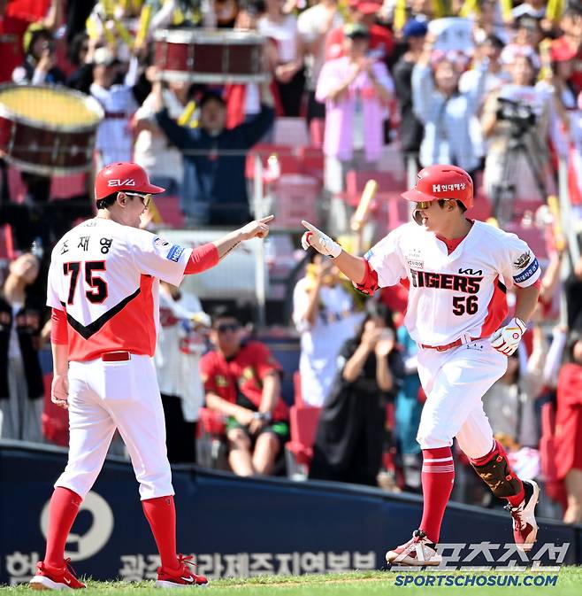 18일 광주KIA챔피언스필드에서 열린 두산과 KIA의 경기, 4회초 무사 1루 KIA 오선우가 역전 2점홈런을 치고  기쁨을 나누고 있다. 광주=허상욱 기자wook@sportschosun.com/2025.05.18/